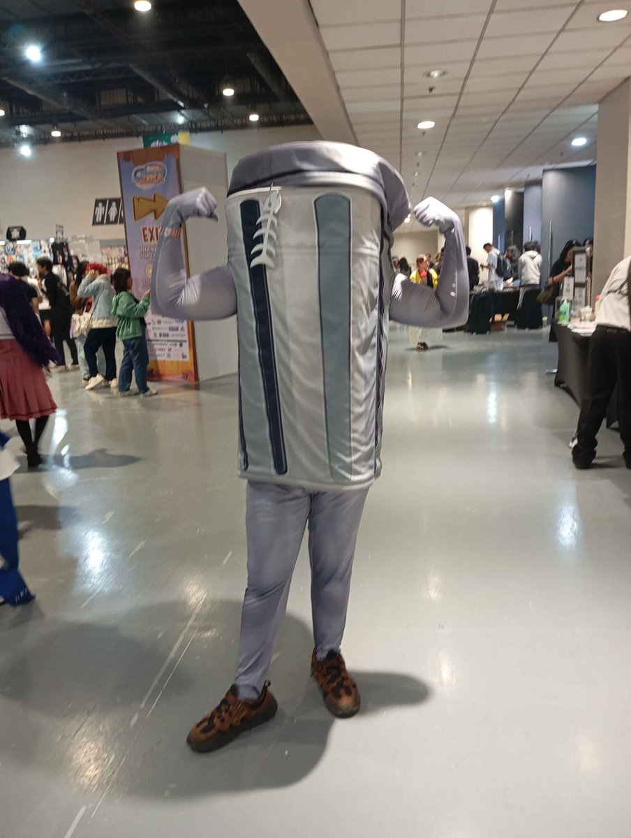 DropOutCandy's tweet image. yearly tradition of wearing the hsr trash bin at #CosplayMania2025 day 
2