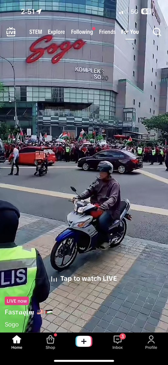 mirullxzmn's tweet photo. Ku sangkakan himpun pasal Palestine, lah tiber dipolitikkan, HAHAH pandai ambil kesempatan dalam kesempitan diorang ni, punyalah semangat bawak bendera Palestine tu semua, tiber borak politik. Apapun #FreePalestine #FreeSumud https://t.co/8PgufLBAAo