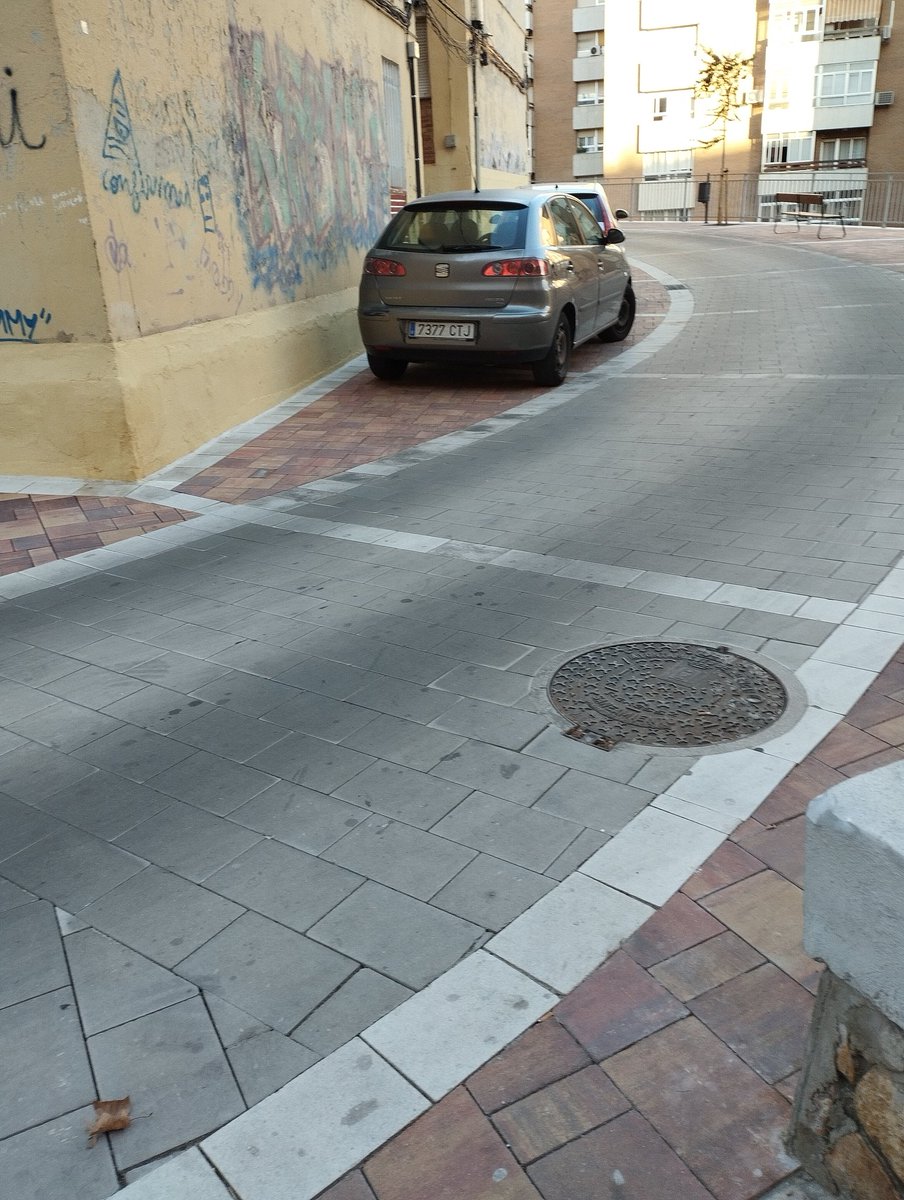 Avlapaz3's tweet photo. Los vecinos del Grupo La Paz están hartos de pagar la ZONA AZUL o de RESIDENTES desde que terminaron las obras el concejal no ha mandado pintar las líneas verdes y poner la señalización vertical y están aparcando coches que no son del barrio por qué no se denuncia @aytocuenca https://t.co/4Gh68AWcUF