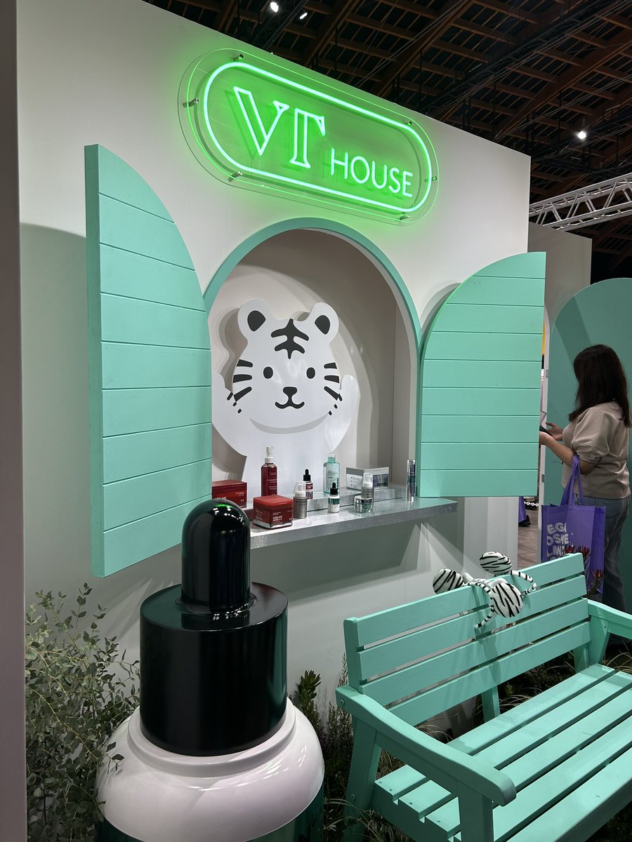 hazupon17's tweet photo. @vtcosmetics_jp 
#メガコラでVT #メガコスメランド　#リードルS #リードルS100 https://t.co/XFGc0bgdsS