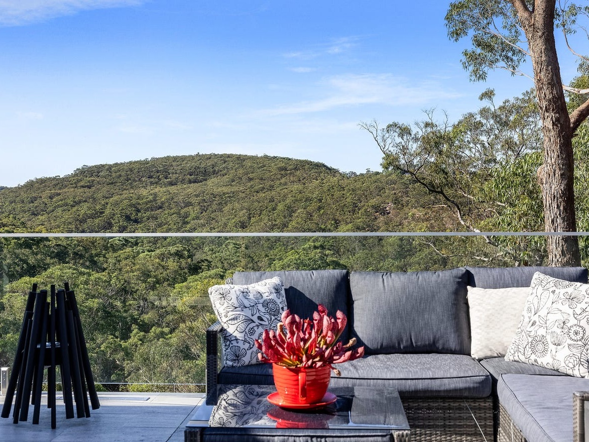 OlsenConstruct's tweet image. Imagine waking up to breathtaking views of a lush valley. This home, set on the edge of a national park and a uniquely sloped plot, offers stunning natural scenery right from your bedroom. 🔅🍃

#valleyviews #sydneybuilders #homeinspo #bedroomgoals