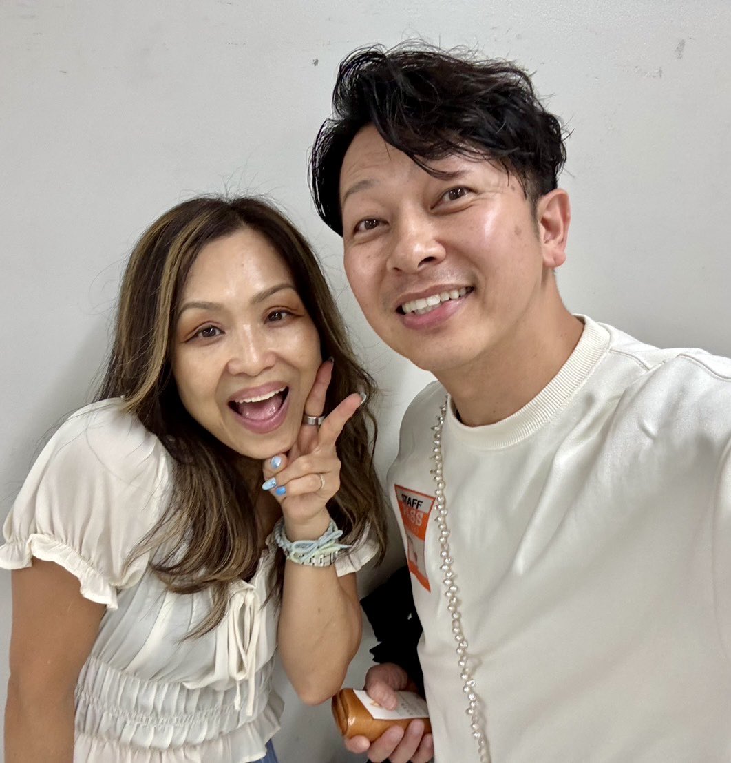 昔
Y’s Singersと
コラボしてくれた
#unlimitedtone 
の
#土居康宏
どいちゃん

#福山雅治
さんの
京セラドームで再会😍

彼プロデュースの
素敵なパール🦪アクセサリー

#水谷千重子50周年記念公演 
ショーの衣装に付けさせて
頂いております♥️
#pelmoir 

めちゃかわ😍
是非
チェックしてみて！