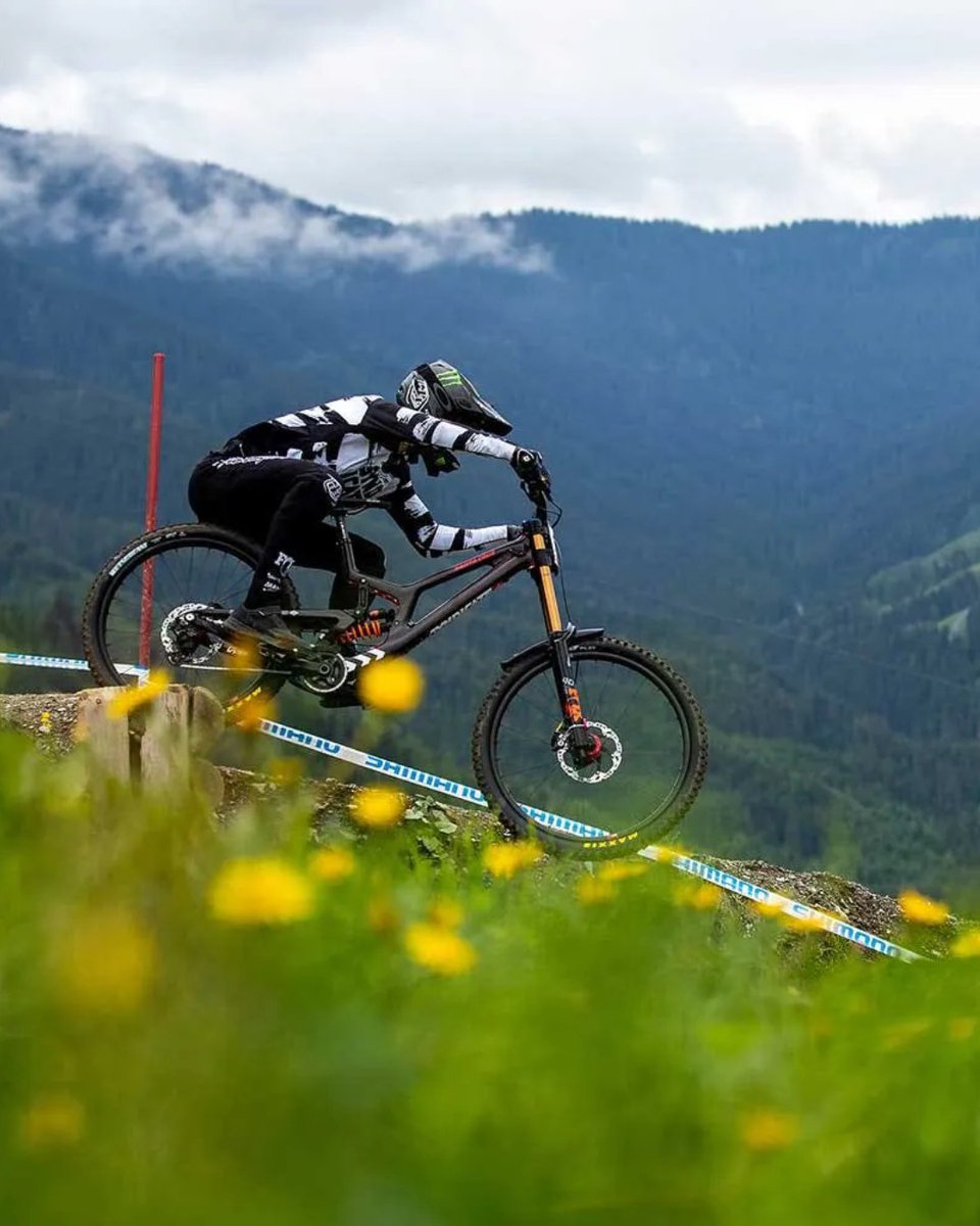 picnegresports's tweet photo. Cap de setmana... Preparant-nos pels millors descensos! 🚵‍♂️✨

Lloga la teva Santa Cruz de DH a Pic Negre i gaudeix del Bike Park fins al 12 d'octubre! ⛰️🔥
👉🏽https://t.co/1SalAc8Kkt o vine a Pic Negre 12, just al costat del telecabina de la Massana! 

#PicNegre #AndorraEnBici https://t.co/XSEAvRs3p8