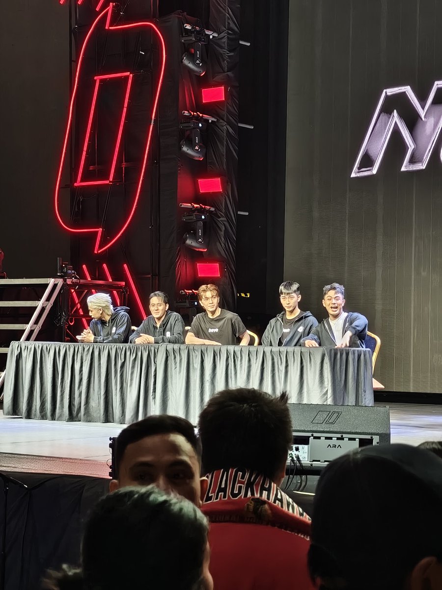 jayarmariano24's tweet image. Ang gwagwapo tlaga nito tapos Ang lalamig pa ng kamay HAHAHA

BGYO NOW OnSTAGE

#BGYO_TheFirstSoloConcert
#BGYO @bgyo_ph