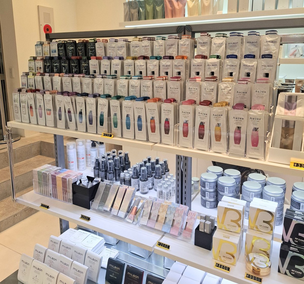 __yuaxxyua's tweet photo. 美容室専売品を中心としたヘアケアが勢揃いしていてバズったSEAMが10/3に表参道にオープン！オージュア、ミルボン、資生堂などのパウチ販売もあるからお試しにも旅行用にも使い勝手良すぎて最高なお店。いまなら会員登録無料でその場で10%オフ。銀座が閉店しちゃったからこれからは表参道行こう🫧 https://t.co/oPK1iaB8dY