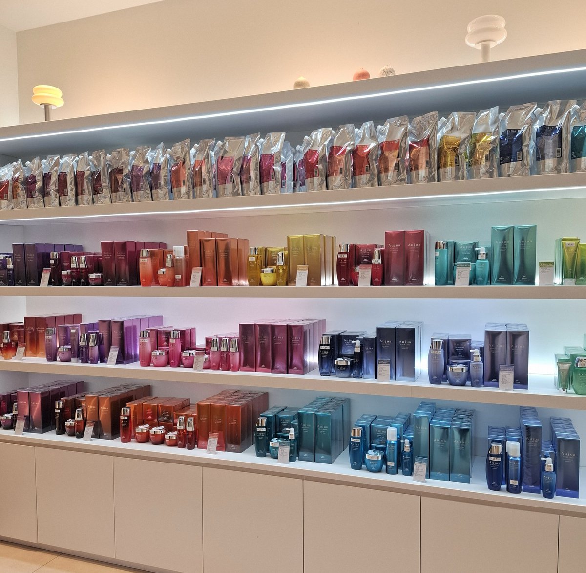 __yuaxxyua's tweet photo. 美容室専売品を中心としたヘアケアが勢揃いしていてバズったSEAMが10/3に表参道にオープン！オージュア、ミルボン、資生堂などのパウチ販売もあるからお試しにも旅行用にも使い勝手良すぎて最高なお店。いまなら会員登録無料でその場で10%オフ。銀座が閉店しちゃったからこれからは表参道行こう🫧 https://t.co/oPK1iaB8dY