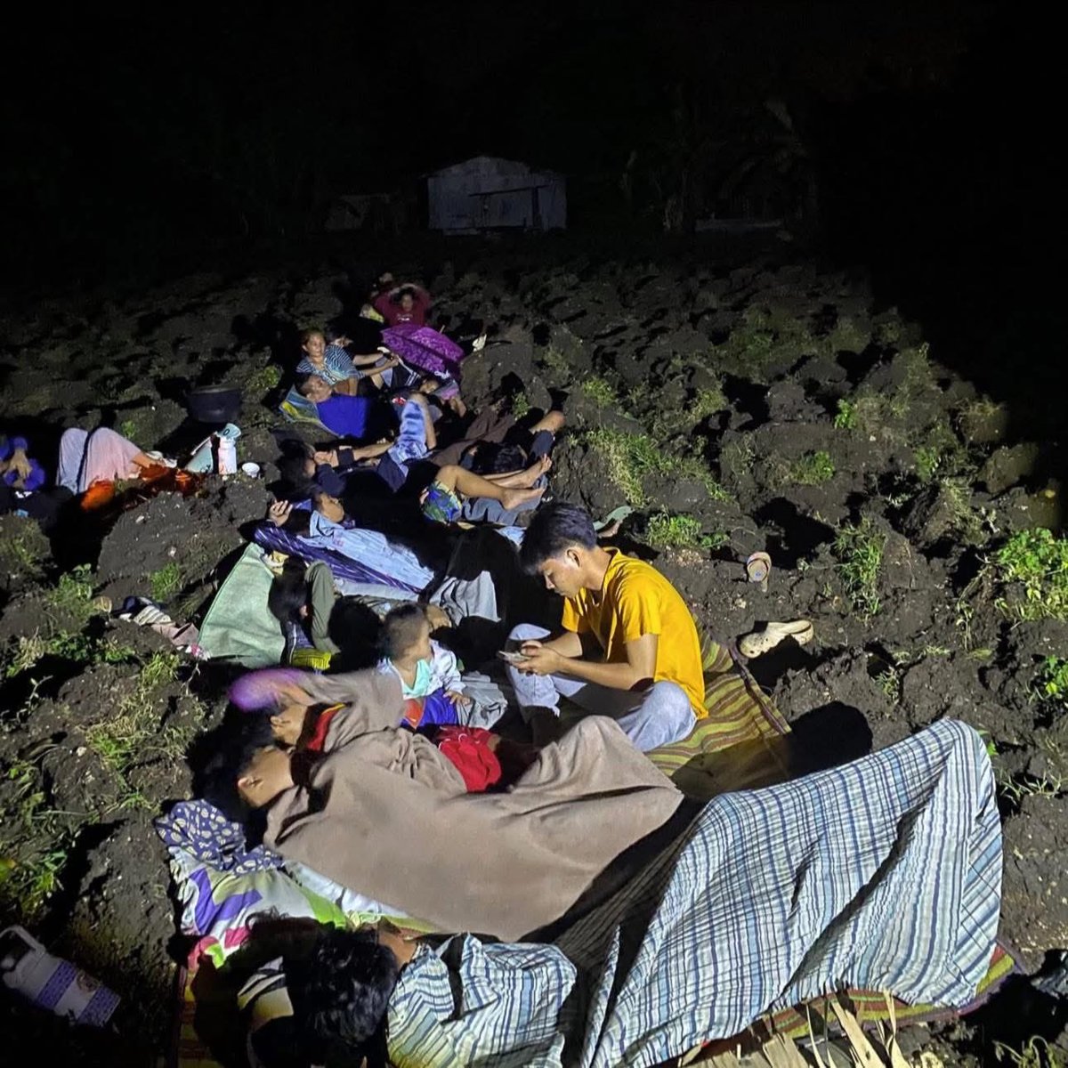 HeroP63216's tweet photo. 💔 Northern Cebu needs our help. A 6.9 magnitude earthquake has left many families without homes, food, and clean water.

Let’s come together and share what we can — food, water, clothes, or any amount of donation. Every act of kindness counts.

🤝 Let’s bring hope to NorthernCeb https://t.co/S10xaMuNAk