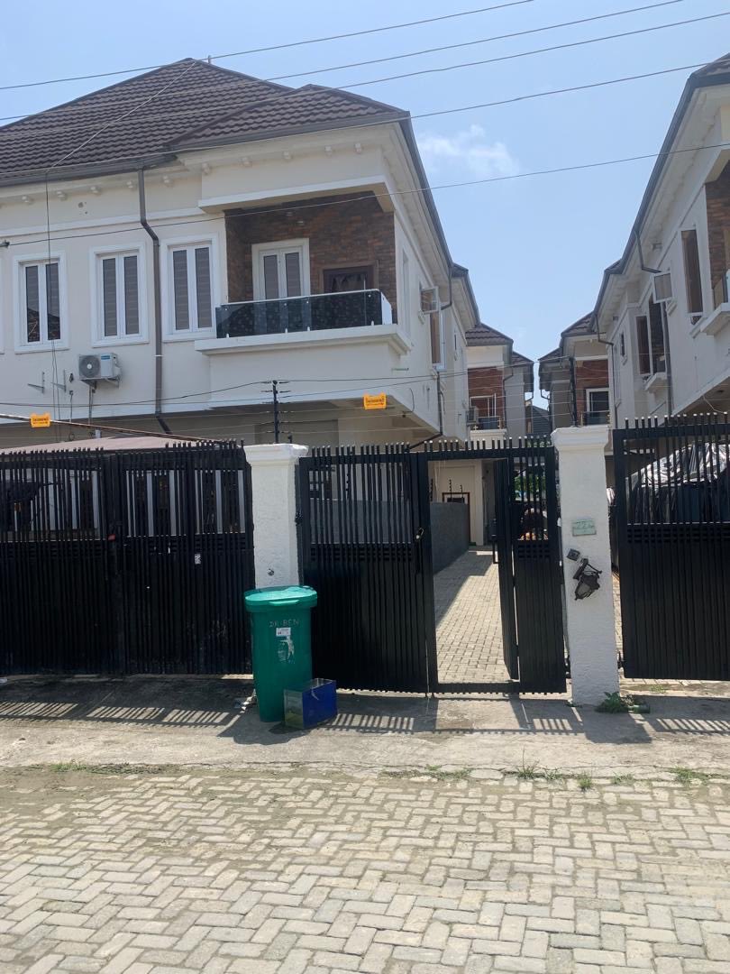 ench_realestate's tweet photo. DISTRESS SALES, ALERT!!🦅
Exquisite 4-Bedroom Semi-Detached Duplex in a serene, secured and quiet estate.
Location: Chevron Alternative, Lekki (off Chevron Drive)
Price: #145M
Description:Well-maintained 4-bedroom semi-detached duplex
Title: Deed/Consent and building approval https://t.co/eLRCMTRFc1