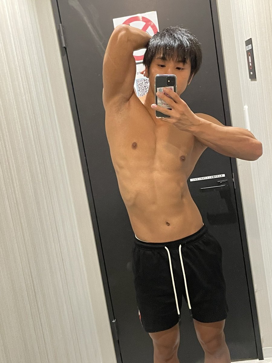 顔と腕のサイズが近づいてきた！笑。
今日は腕トレでした