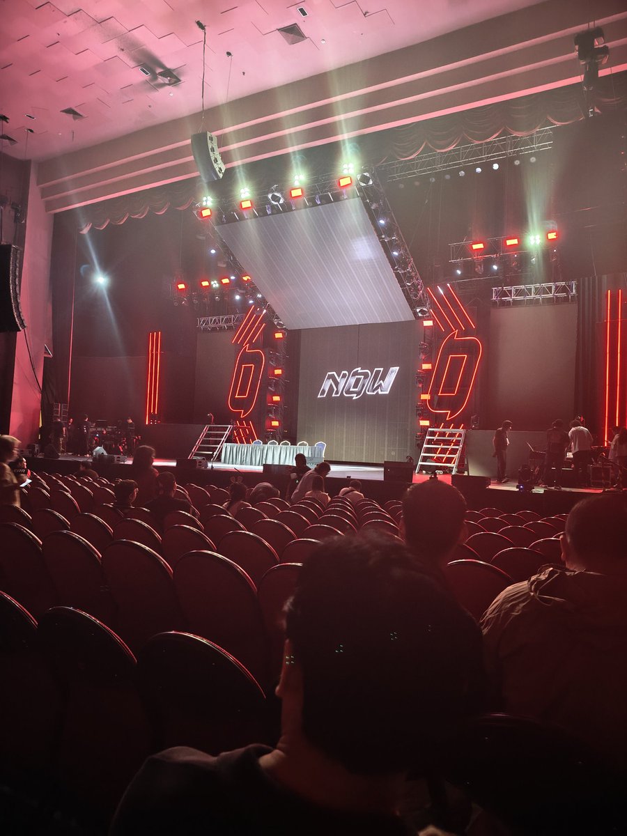 jayarmariano24's tweet image. Nakapasok na kami!!

BGYO NOW OnSTAGE

#BGYO_TheFirstSoloConcert
#BGYO @bgyo_ph