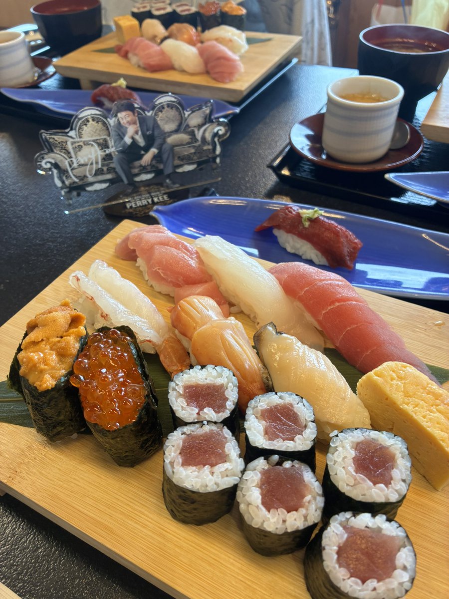 jinnon15's tweet image. 仙台の親友2人（HAFとKAF）と秋山さんからのお寿司💗💗ご馳走してもらった🥹
めちゃくちゃ笑った😍🩷🩷
今日の秋山さんのステージ豪華な内容すぎてびっくりでした🥹今日も会場は盛り上がってて秋山さんかっこよかった💓💓
#秋山竜次
#ロバート秋山
#ペリーキー