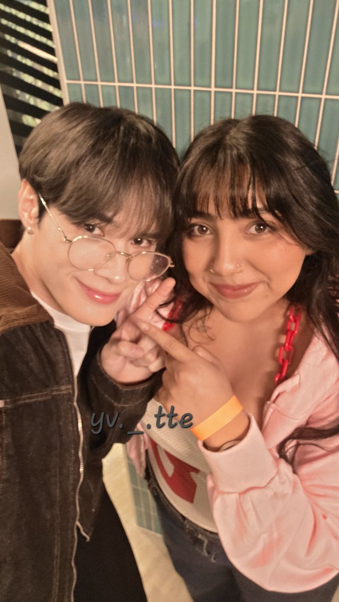 Tubatumoa03's tweet photo. Onepact LA OFFSTAGE Cafe Event selfies 😝😝
I apparently was looking at jongwoo with a spark in my eyes👌😃☝️
#ONEPACT #LAOFFSTAGE #ThesourceOC #CafeEvent #원팩트 https://t.co/wE3KtXLQax