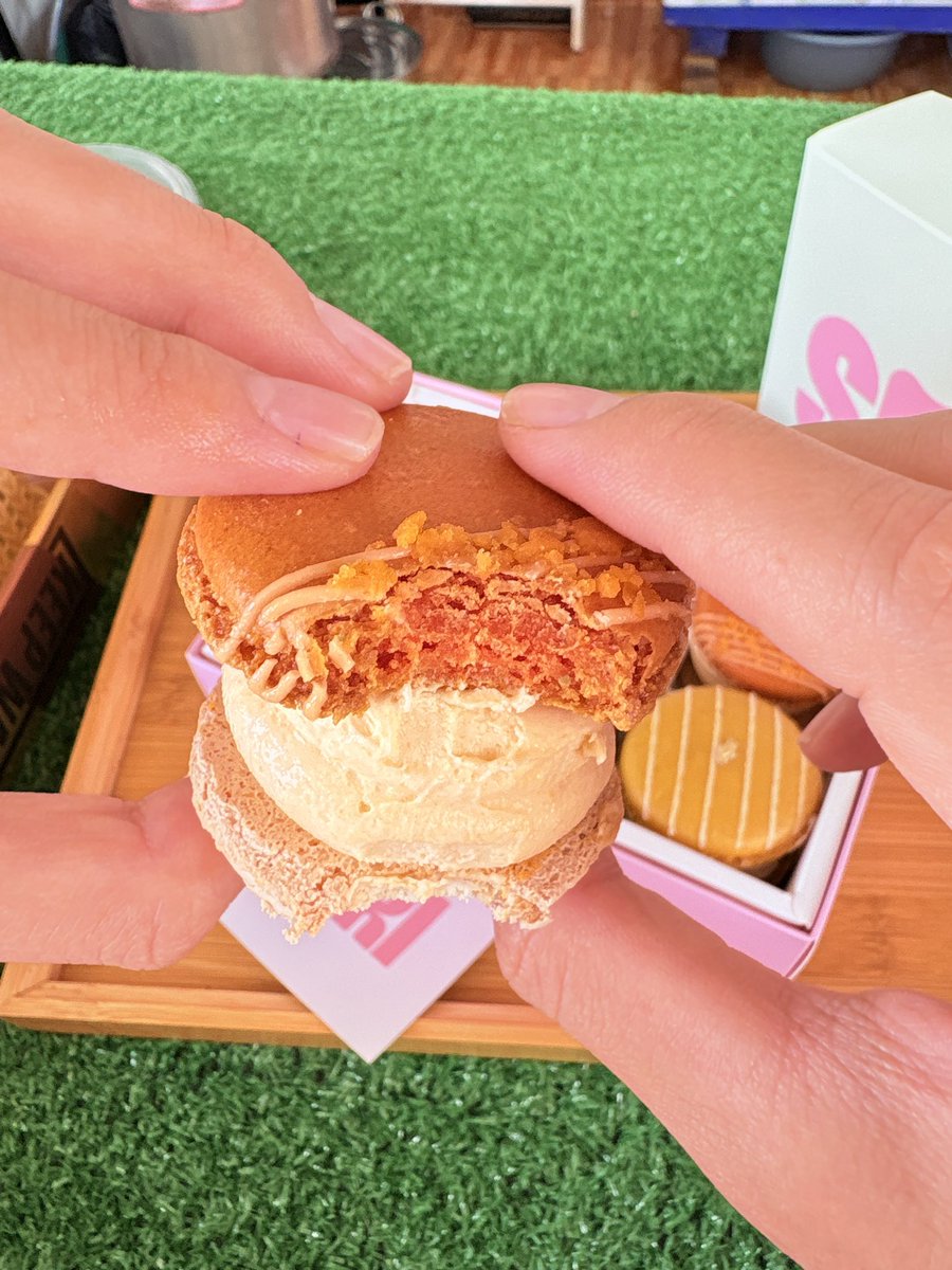 vendredigirl's tweet image. ชั้นได้อีทไข่เค็มละ โคตรอร่อยยยยย 🥹คือทำได้ไง ที่สุดอะของคาวเป็นของหวาน มีไส้ลาวาด้วย ละอีกรสนึงที่อยากอวยคือชาไทย รสชาติชาไทยชัดอยู่นะ ฟิลกินไอติมชาไทย รักซูรี รักพี่วิน💖💖

#SOURI #SOURIBKK #SOURILocalExclusiveMenu