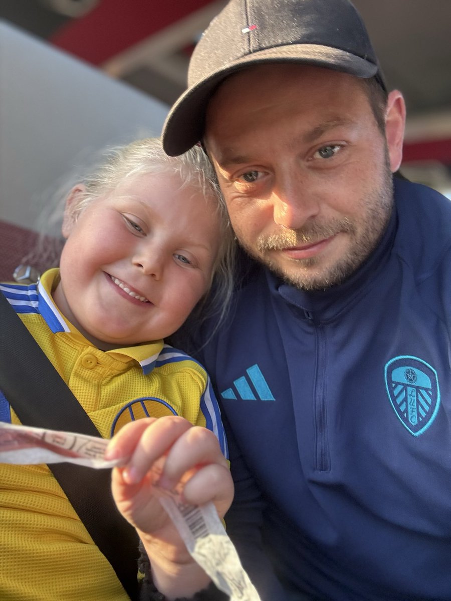 MarkBurns91's tweet photo. First @LUFC game for Daisee today, travelling with @TV_WHITES . One very excited girl and daddy. 💙🤍💛 https://t.co/fDTyUDx1wx