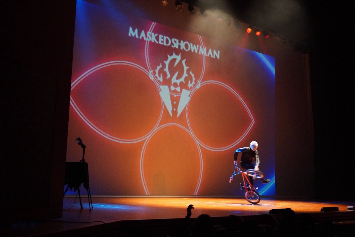 【MASKEDSHOWMAN】
MASKEDSHOWMAN初の学校公演！！
学生達に向けてパフォーマンスを披露し、今までの経験から得たものをメッセージとして伝えさせていただきました🔥

ご一緒したオペラ歌手のしおたんさん、
MCのたつをさんと📸