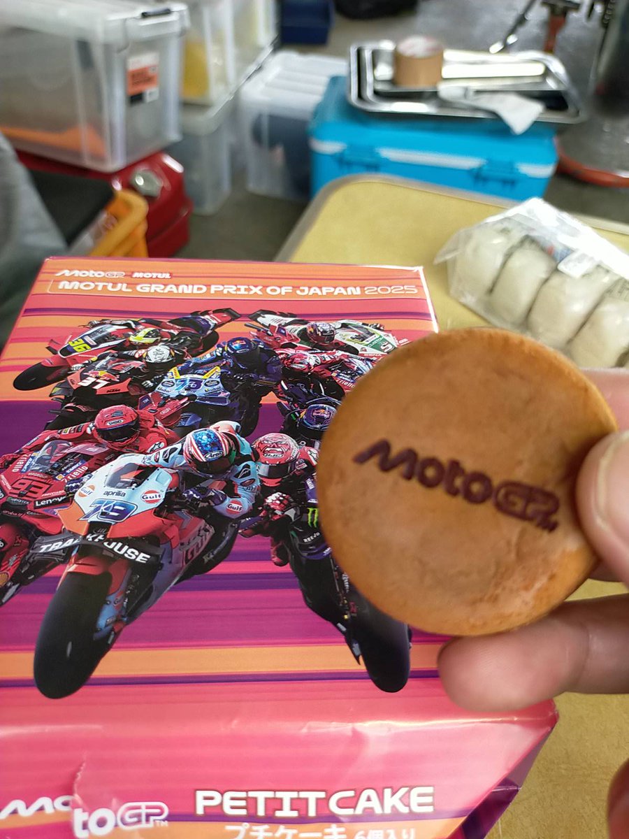 筑波選手権2025最終戦に来て、motoGPプチケーキいただいてます。曇り、晴れ、雨とややこしい天気でした。