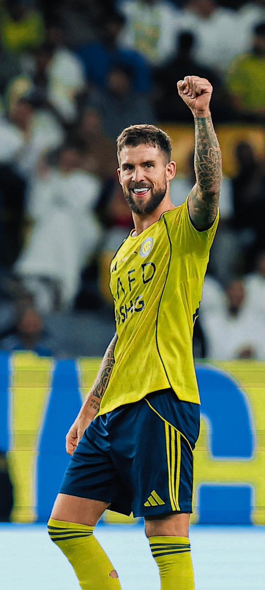 من راقب النصر حبأ .. عاش فخراً 
ومن راقب النصر مثل الطواقي مات قهراً
#النصر_سيّد_الانديه_وكبيرها