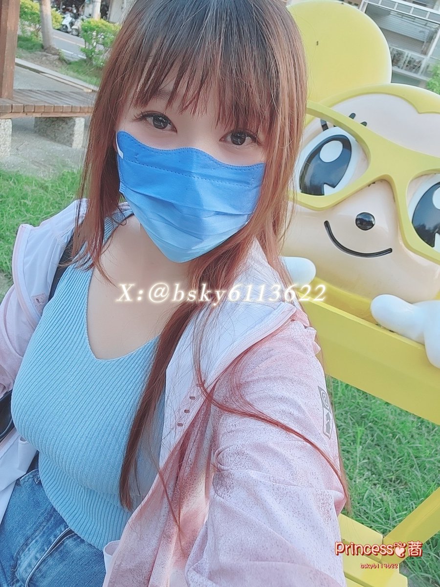 他的眼睛好大👀
假日就是陪伴小孩的時光
兒子說每隻老鼠都要拍到🙈
外面超熱的💦我快融化了