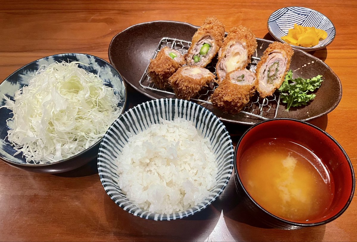 彩り巻きかつ定食🍚
キャベツ・ご飯・お味噌汁の
お代わり自由なのが嬉しい！

📍とんかつ神楽坂 さくら
#神楽坂いちご  #グルメ