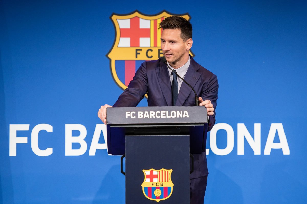 TouchlineX's tweet image. 🚨 𝗕𝗥𝗘𝗔𝗞𝗜𝗡𝗚: Lionel Messi could take part in FC Barcelona&apos;s 2026 presidential elections, supporting Joan Laporta&apos;s opposition candidates! 

— @goal