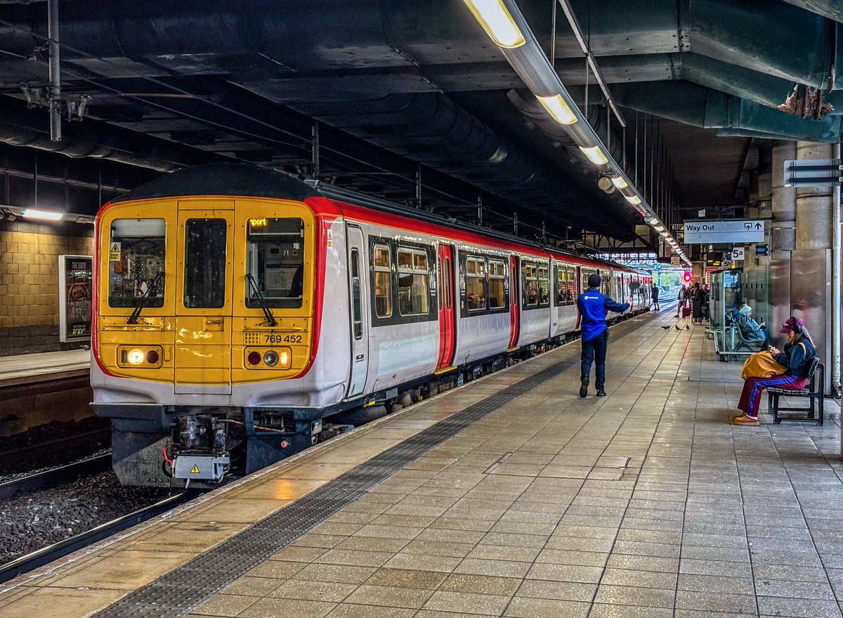 miles_chains's tweet image. 769452 Gets dispatched at Manchester Victoria, heading for Southport.
Strangely reminiscent of days gone by listening to this leave, takes me back to the Thameslink days! 
#Class769 #Northern #ManchesterVictoria