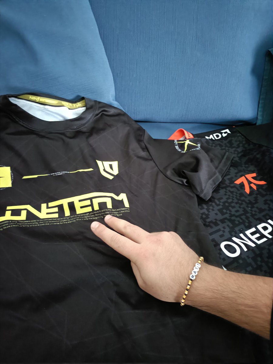 MattPeeler (@mattpeeler) on Twitter photo Che ti porti per i Champions? <a href="/LONETEAM_/">LONETEAM</a> <a href="/FrancyBald_FPS/">FrancyBald</a> <a href="/LSolitar1o/">LupoSolitar1o</a> e l esport gadget più in voga dell anno di <a href="/susilovesesport/">susi 🦈</a> Che ti porti per i Champions? <a href="/LONETEAM_/">LONETEAM</a> <a href="/FrancyBald_FPS/">FrancyBald</a> <a href="/LSolitar1o/">LupoSolitar1o</a> e l esport gadget più in voga dell anno di <a href="/susilovesesport/">susi 🦈</a>