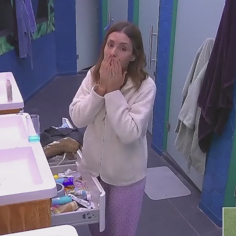 Yo leyendo que Mar subió mucho en las votaciones y viendo como está saliendo un chingo de apoyo para ella 🙊🙊🙊

Mi sueño es llevarla al top 2!!!
CREAS LO QUE CREES !!!! 
Vamos vamos 
MAR A LA FINAL
 #LaCasaDeLosFamososMx