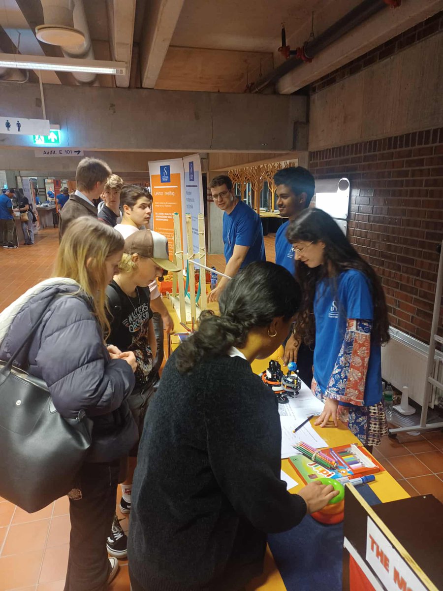UiSIMF's tweet photo. Last Friday, the University of Stavanger hosted Ungdommens Forskernatt,  an exciting event for high-school students who are curious about  research. Our Institute of Mathematics and Physics contributed with a stand full  of maths and physics toys and challenges! https://t.co/gLwcIDgQRj