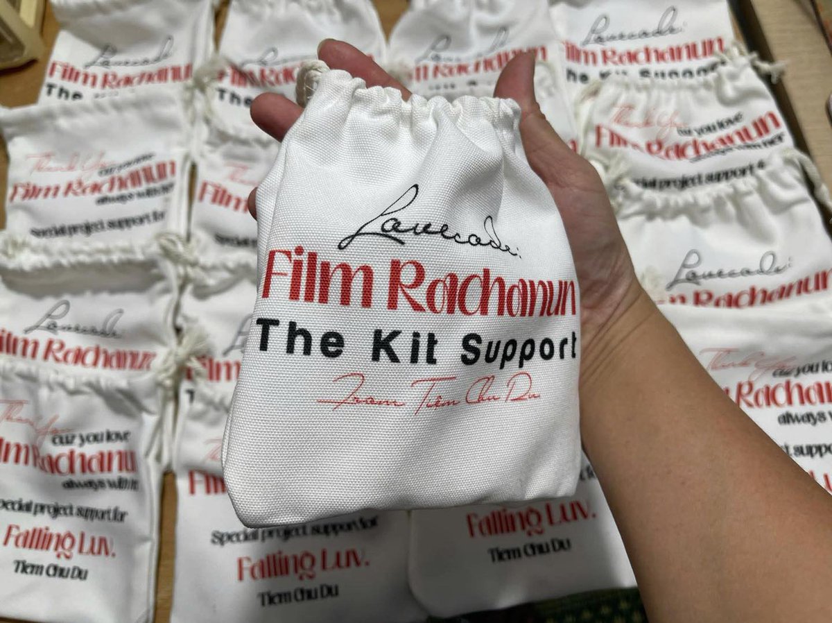 tiemchudu's tweet image. [PREVIEW KIT SUPPORT] Hôm nay túi tụi mình đặt cũng vừa được hoàn thiện xong rồi nè. Giờ tụi mình đang chờ hộp để đựng kit nữa là có thể gửi đến tay mọi người rồi. #tiemchudu #kitsupport #throughthefilm #fallingluv