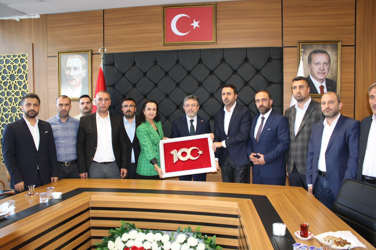 AkpartiBitlis13's tweet photo. Bakanımıza nazik ziyaretlerinden dolayı teşekkür ediyor, kendisini milletin evi AK Partimizde ağırlamaktan mutluluk duyuyoruz. https://t.co/6dBMB3HumE