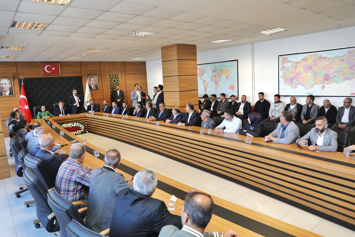 AkpartiBitlis13's tweet photo. Bakanımıza nazik ziyaretlerinden dolayı teşekkür ediyor, kendisini milletin evi AK Partimizde ağırlamaktan mutluluk duyuyoruz. https://t.co/6dBMB3HumE