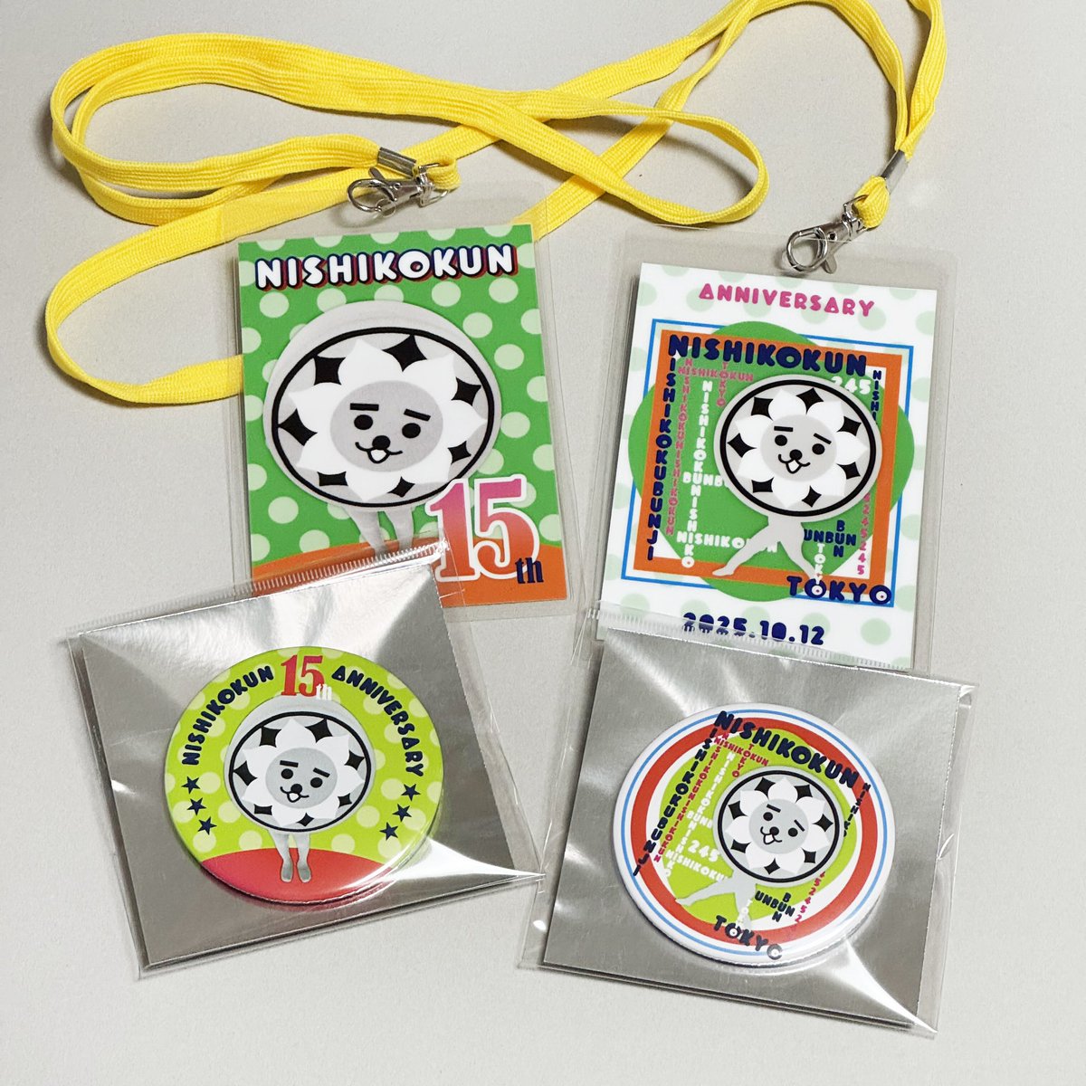 【かわらばん】
当日のにしこくんグッズのお知らせ🥳★

・イベントパス 1種(写真は表/裏)　¥500(税込¥550)
・缶バッジ 2種　各¥500(税込¥550)

▼ ▼ ▼

【 にしこくん15th バースデーパーティ 】
2025.10.12(日) 13:00〜　
西国分寺レガ前 

詳しくはポスターをご確認ください

▲ ▲ ▲