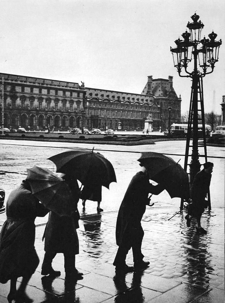 📸 Janine Niépce. 
Pluie et vent au musée du Louvre 
c.1950. Paris
