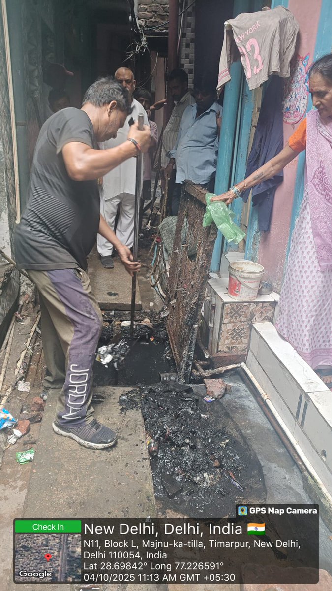 VikasTaank's tweet photo. कल सिविल लाइन, वार्ड 73 में N-71/41, JJ क्लस्टर, अरुणा नगर, मजनू का टीला की नालियों की सफाई करवाई गई। 
हमारा वार्ड सिर्फ जिम्मेदारी नहीं, परिवार है। छोटी से छोटी शिकायत का तुरंत समाधान हमारी प्राथमिकता। 🙏

#जनसेवा #वार्ड73 #सफाईअभियान #स्वच्छवार्ड #WardDevelopment https://t.co/uRZswxHjUl