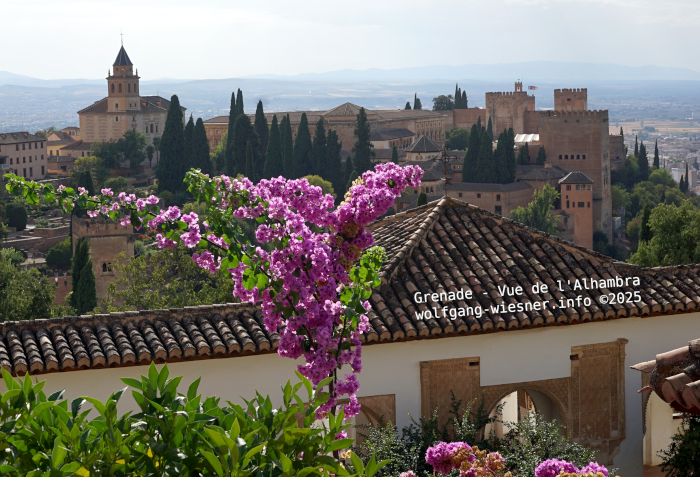 wwpresent's tweet image. L'Alhambra de Grenade nous présente l'architecture islamique s'opposant à la dernière expression de l'art hispano-mauresque avant de la reconquête chrétienne du terrain occupé par les Arabes. La Sierra Nevada en toile de fond s'ajoute à l'image impressionante.