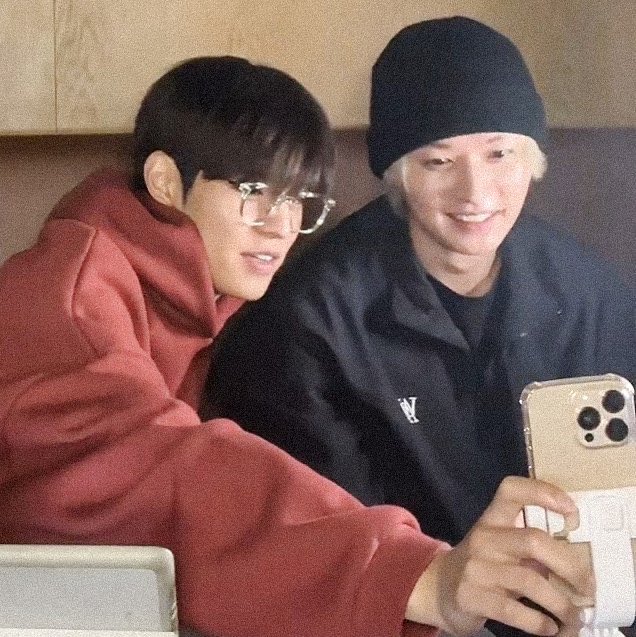 존나 디스패치에서 찍힌거같음 
[단독]”아이돌 K군과 L군 핑크빛기류? 은밀한 데이트 포착“