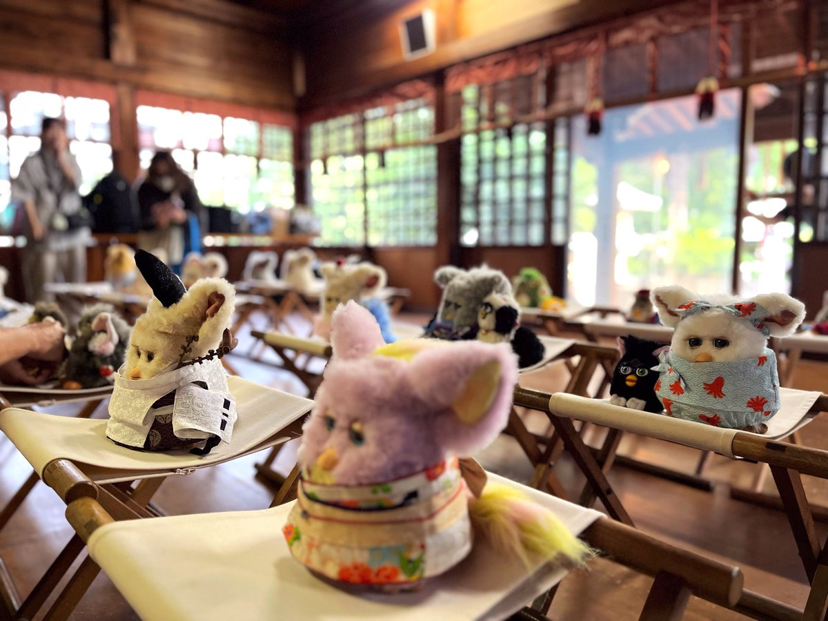 creepy_slut's tweet photo. 下落合氷川神社にてご祈祷していただきました。ほんとに貴重な体験させていただき、宮司のみなさま、ファの森運営関係者のみなさま、どうもありがとうございました。記念の御朱印あしあとついててかわいい〜雨もすぐ止んでよかったです。みんな神様に歓迎されてます！( ¨̮ )
#furby #ファービー https://t.co/kyYyBh7w2n