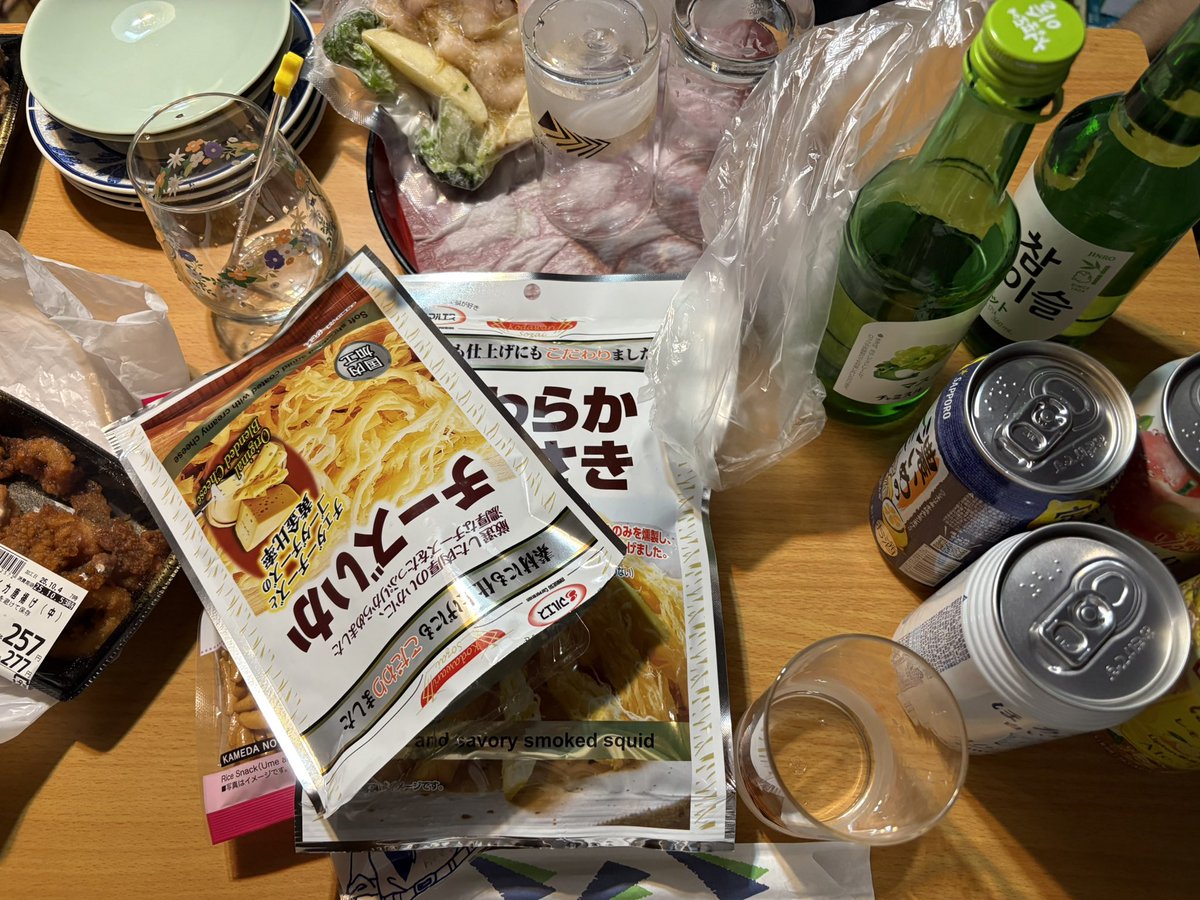 akuma048's tweet photo. 友達の家で宅飲み最高✌️ https://t.co/r8IlnzKynT