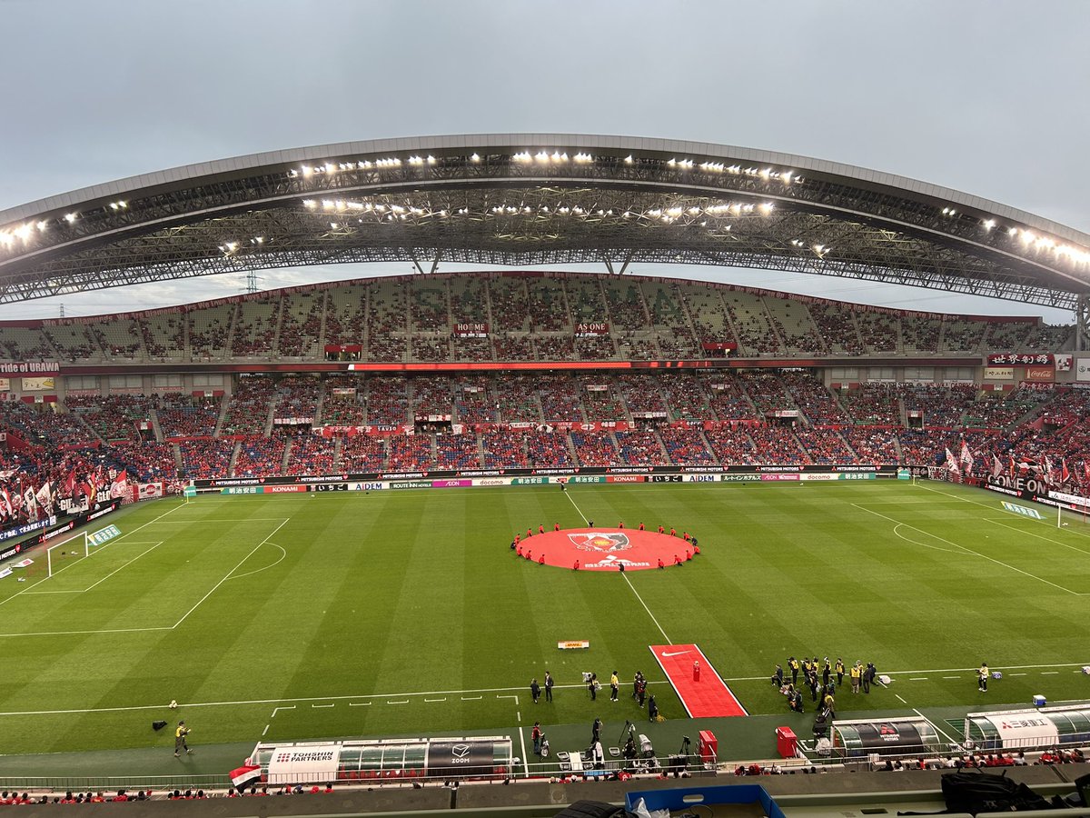 gogo_vissel558's tweet image. スタジアムに到着した時は小雨が降っていましたが、
今は雨も上がり、スタジアムの熱気も上がってきています🔥

優勝するためにも必ず勝ちましょう💪

まもなくキックオフです‼️
#PinnARとトモニアウェイ観戦ツアー
#浦和神戸 #ミックウェア 
#ヴィッセル神戸 #ラジオ関西