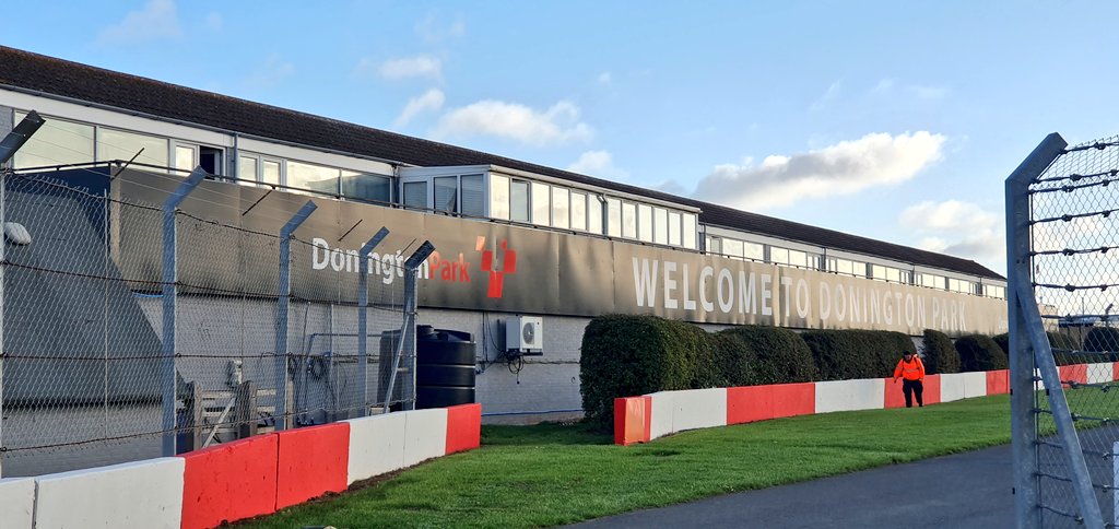 👋 Back at Donington again (it's a bit windy) reporting for DSC at the <a href="/BritishGT/">🇬🇧 #BritishGT 🏁</a> season finale! #BritishGT