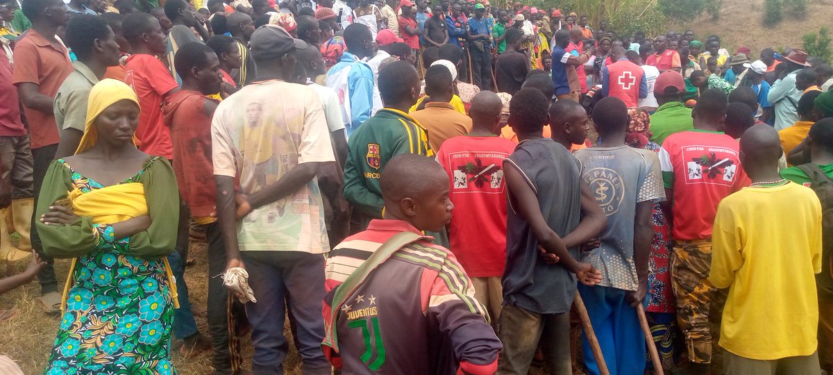 #Burundi ce 3/10/025,le coordonnateur national de la <a href="/croix_rougebdi/">CroixRougeBurundi</a> s'est joint à la population de  la zone #Nyarurambi, commune #Shombo pour le curage des courbes de niveaux.On a curé environ 8km,dixit le chargé de l'envrnt zonal.
<a href="/GitegaVuturaa/">VUTUR'IMITEGO</a> 
<a href="/BIGIRIMANALIBO4/">BIGIRIMANA LIBOIRE</a> 
<a href="/GeneralNeva/">SE Evariste Ndayishimiye</a>