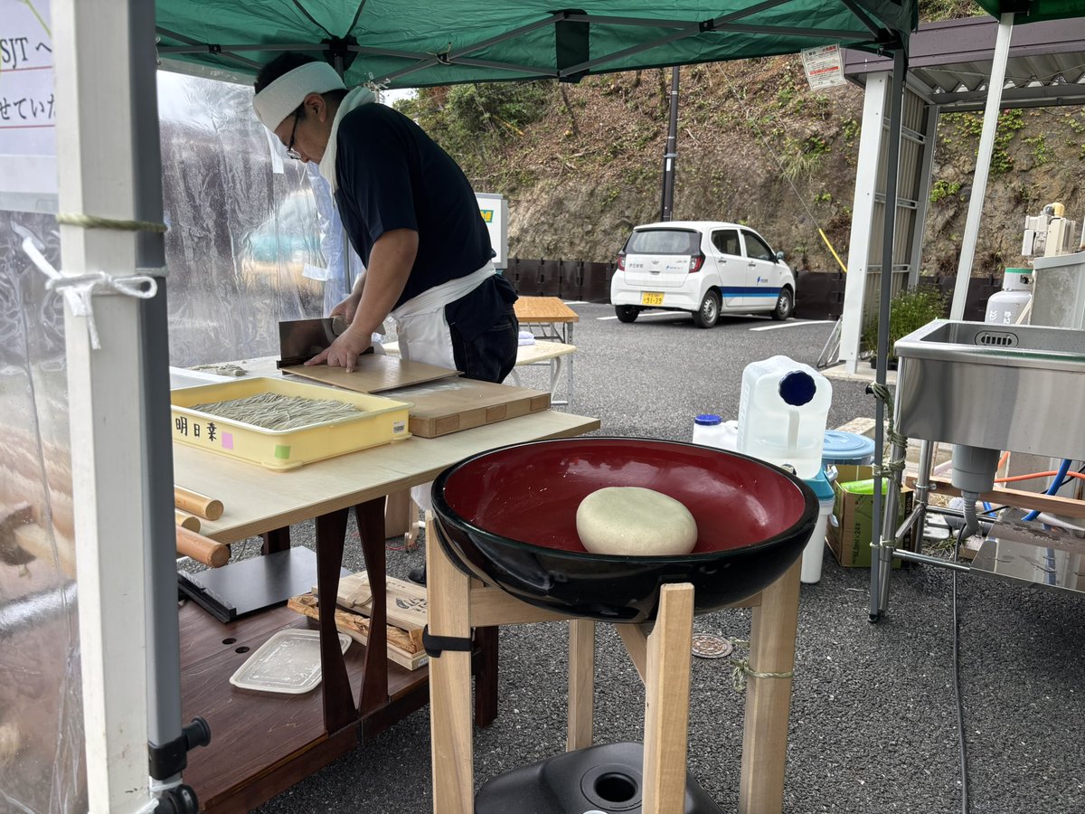 shogoukizero1's tweet image. 今日はお車で参戦🫡
明日葉さんのお蕎麦、一番二番で購入したご褒美ゲット☺️美味しゅうございました。
伊勢海老汁も暖かくて身もあってありがたかった〜✨
来年は晴れますように☀️.°
 #SJT2025 
 #SJT