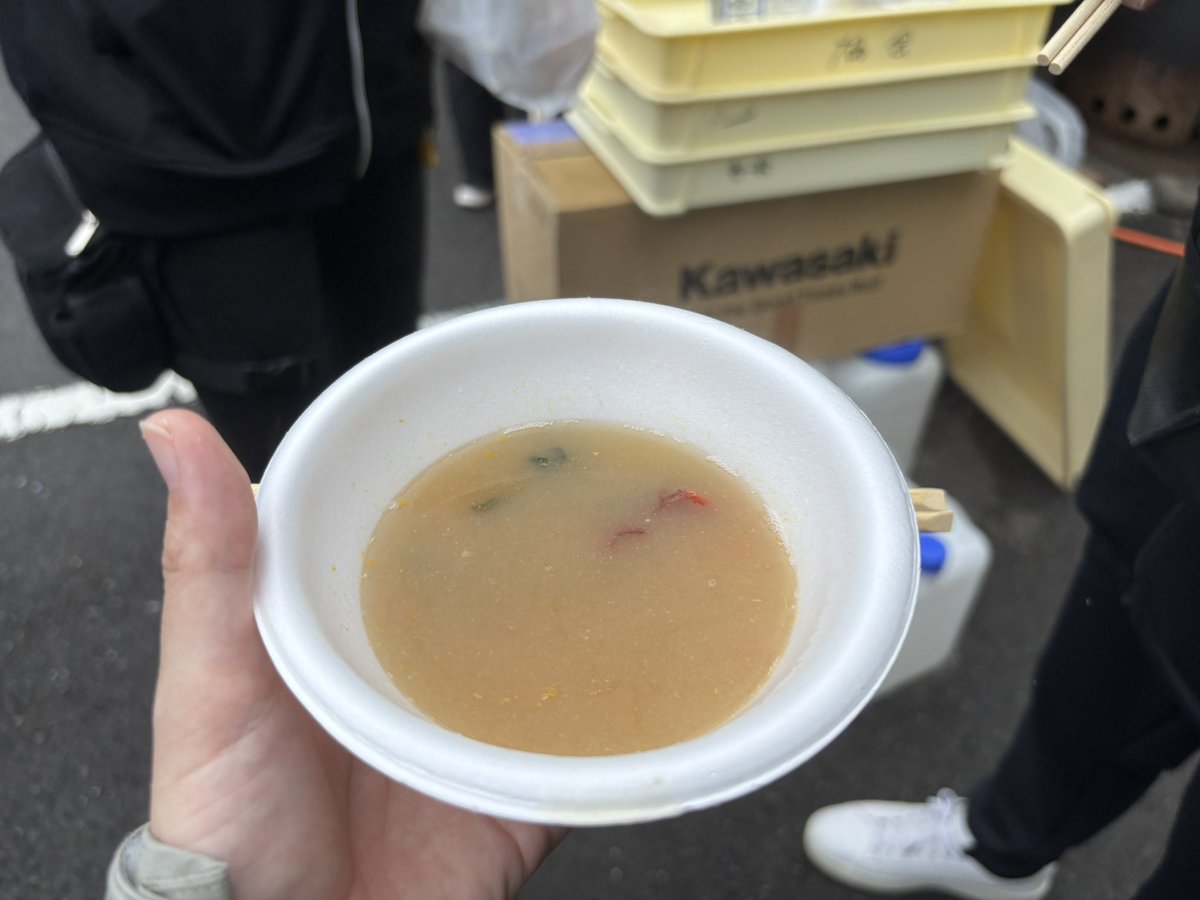 shogoukizero1's tweet image. 今日はお車で参戦🫡
明日葉さんのお蕎麦、一番二番で購入したご褒美ゲット☺️美味しゅうございました。
伊勢海老汁も暖かくて身もあってありがたかった〜✨
来年は晴れますように☀️.°
 #SJT2025 
 #SJT