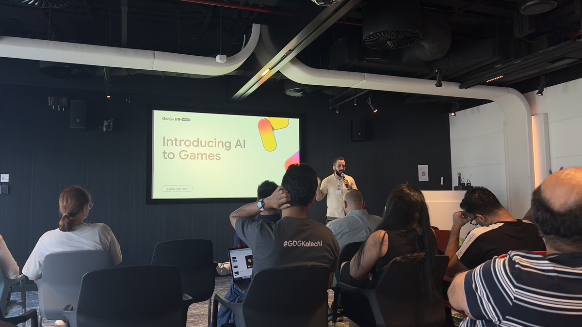 __nawalhmw's tweet image. Hello #Flutterverse ✨

Live from @google Dubai office with the one &amp;amp; only @TarekAlabd talking about “Introducing AI to Games”🔥