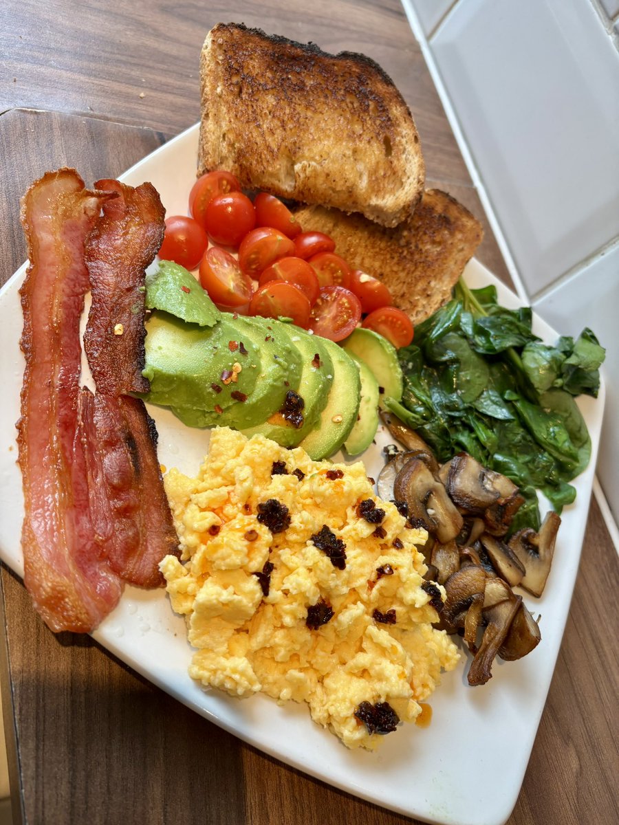 So………I know no one asked but today’s #WeekendBreakfast is 

Crispy smoked bacon, fried mushrooms, wilted spinach, avocado with chilli flakes, cherry tomatoes, scrambled eggs with chilli oil &amp; some toasted malted bread 👨🏻‍🍳
