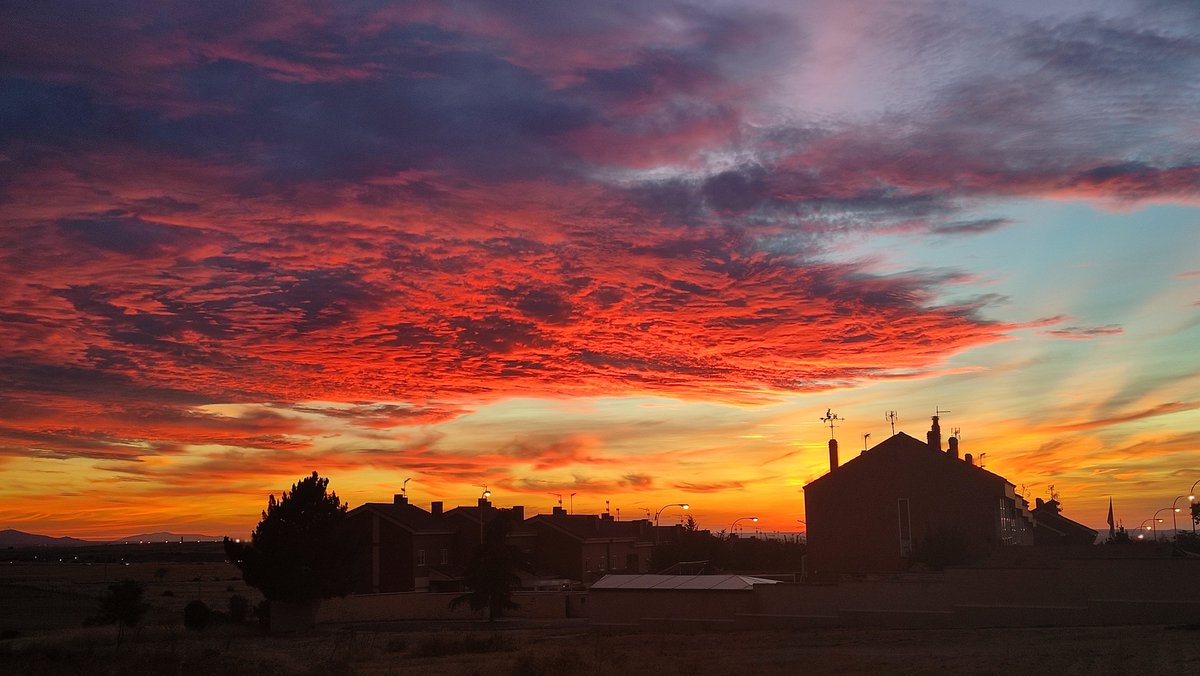 Las nubes medias y altas junto a la estabilidad atmosférica proporcionan atardeceres espectaculares, en Segovia <a href="/sibilafc/">Silvia Ferrer</a> <a href="/SergioMeteo/">Sergio Hernández</a> <a href="/tomeandres/">Andrés Tomé</a> <a href="/anamaria190977/">Ana María Herrero</a> <a href="/TiempoCyLTV/">El Tiempo en CyL</a> <a href="/lasextameteo/">La Sexta Meteo</a> <a href="/HimarGonzalez/">Himar González</a> <a href="/ElTiempo_tve/">El Tiempo en TVE</a> <a href="/Aemet_Corpora/">AEMET_Corporativa</a> <a href="/ElTiempoA3/">El Tiempo de Antena 3</a> <a href="/CyLEsVida/">Turismo Castilla y León</a> #Segovia  #puestadesol