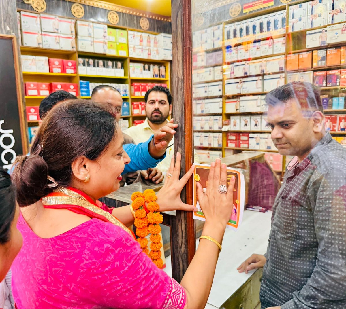 DeeptiMittalBjp's tweet photo. नवरात्रि के प्रथम दिन से आरंभ हुई #GSTBachatUtsav के तहत अंसारी रोड़ बाजार में जनपद बुलंदशहर के प्रभारी मंत्री आदरणीय श्री Dr. Arun Kumar saxena जी के साथ व्यापारियों, वेंडरों एवं उपभोक्ताओं से संवाद कर GST रिफॉर्म्स की जानकारी साझा की।

#NextGenGST #Swadeshi #AatmnirbharBharat https://t.co/GY65jXtbNa