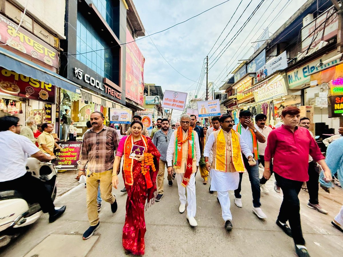 DeeptiMittalBjp's tweet photo. नवरात्रि के प्रथम दिन से आरंभ हुई #GSTBachatUtsav के तहत अंसारी रोड़ बाजार में जनपद बुलंदशहर के प्रभारी मंत्री आदरणीय श्री Dr. Arun Kumar saxena जी के साथ व्यापारियों, वेंडरों एवं उपभोक्ताओं से संवाद कर GST रिफॉर्म्स की जानकारी साझा की।

#NextGenGST #Swadeshi #AatmnirbharBharat https://t.co/GY65jXtbNa