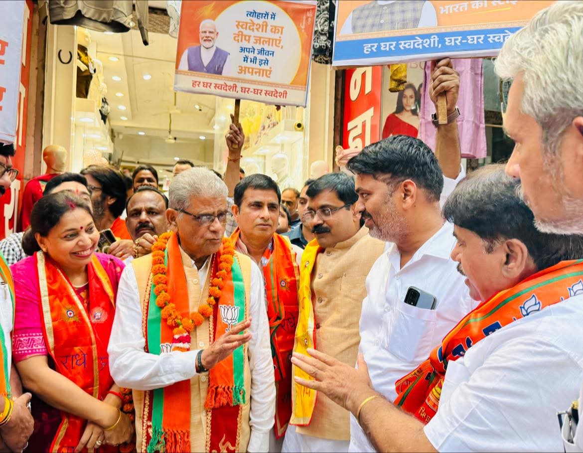 DeeptiMittalBjp's tweet photo. नवरात्रि के प्रथम दिन से आरंभ हुई #GSTBachatUtsav के तहत अंसारी रोड़ बाजार में जनपद बुलंदशहर के प्रभारी मंत्री आदरणीय श्री Dr. Arun Kumar saxena जी के साथ व्यापारियों, वेंडरों एवं उपभोक्ताओं से संवाद कर GST रिफॉर्म्स की जानकारी साझा की।

#NextGenGST #Swadeshi #AatmnirbharBharat https://t.co/GY65jXtbNa