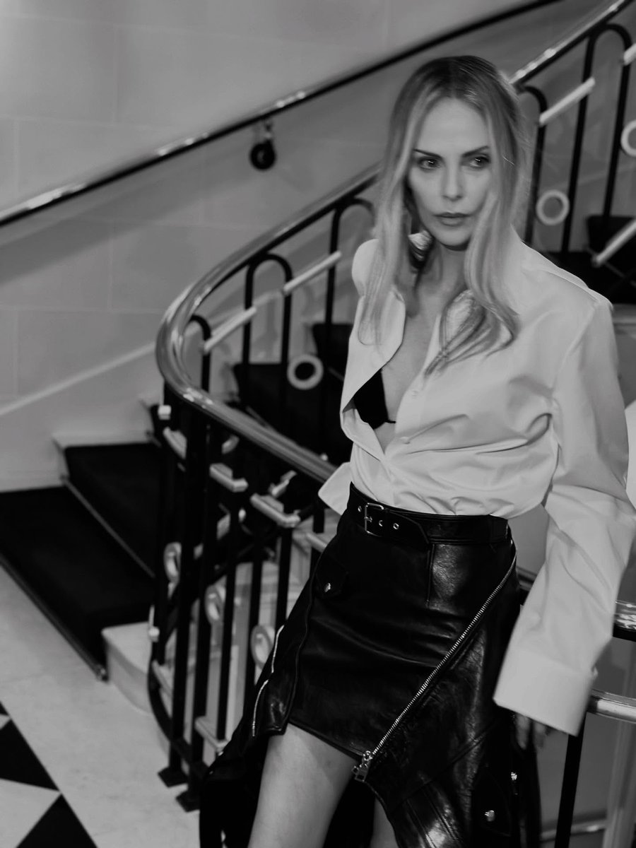 theronbrasil's tweet photo. “Gente, achei minha camisa! #givenchy”

Charlize Theron | Instagram https://t.co/RDmurayUIJ